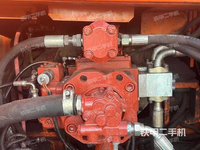 液压泵舱室正面整体(整机外观) 液压泵舱室正面整体(整机外观)