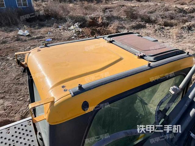 駕駛室頂部(整機(jī)外觀) 駕駛室頂部(整機(jī)外觀)