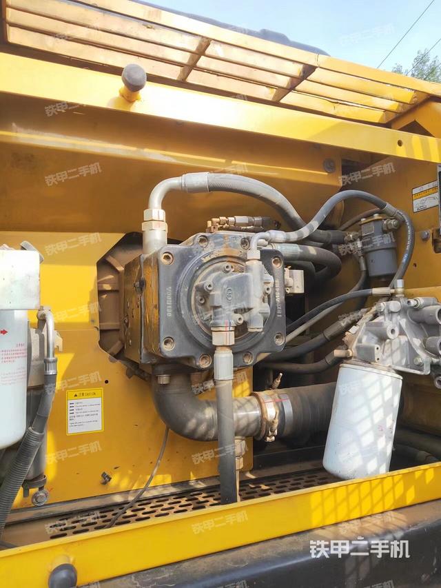 液压泵舱室正面整体（整机外观）