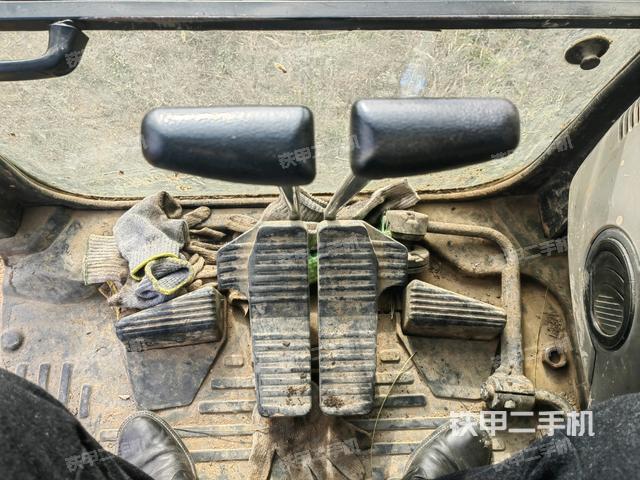 行走控制手柄和踏板?俯拍（駕駛室部分）