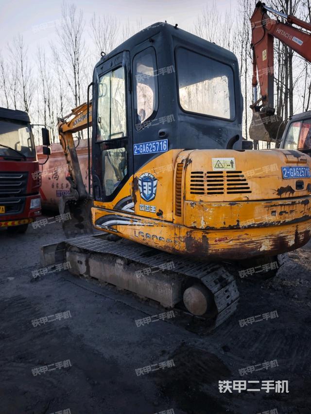 回轉(zhuǎn)馬達(dá)和主控閥（整機(jī)外觀）