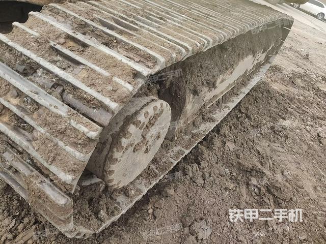 單側(cè)履帶整體(整機(jī)外觀) 單側(cè)履帶整體(整機(jī)外觀)