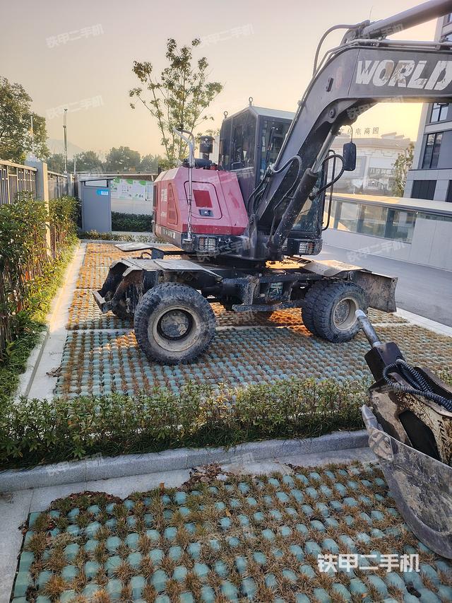 液压泵舱室正面整体（整机外观）