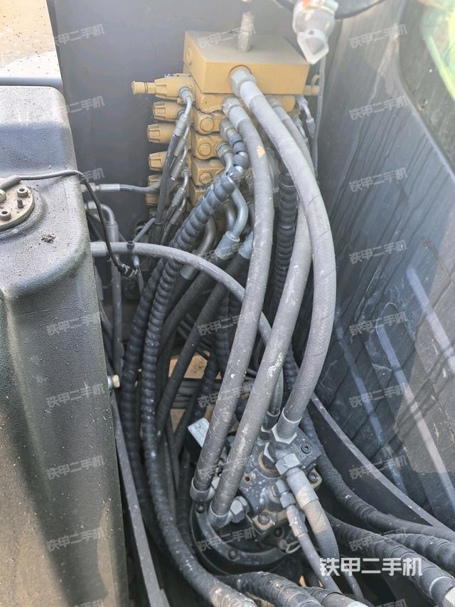 回轉馬達和主控閥（整機外觀）