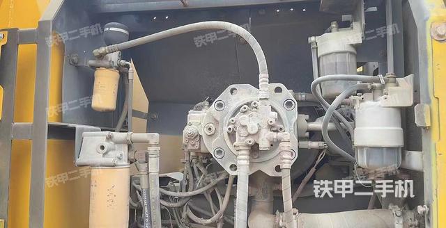 液壓泵艙室正面整體(整機(jī)外觀) 液壓泵艙室正面整體(整機(jī)外觀)