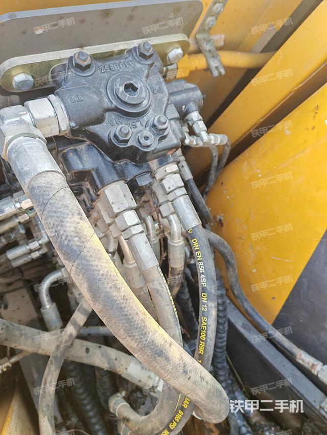 回轉(zhuǎn)馬達(dá)和主控閥（整機外觀）