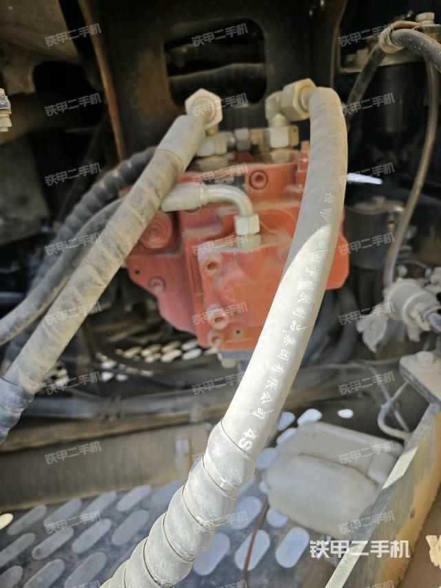 液壓泵艙室正面整體(整機外觀) 液壓泵艙室正面整體(整機外觀)