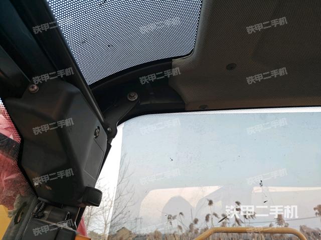 行走控制手柄和踏板?俯拍（駕駛室部分）