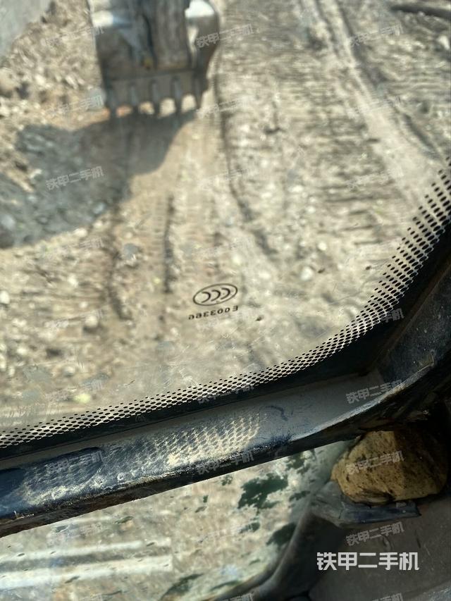 左后方玻璃角標（駕駛室部分）