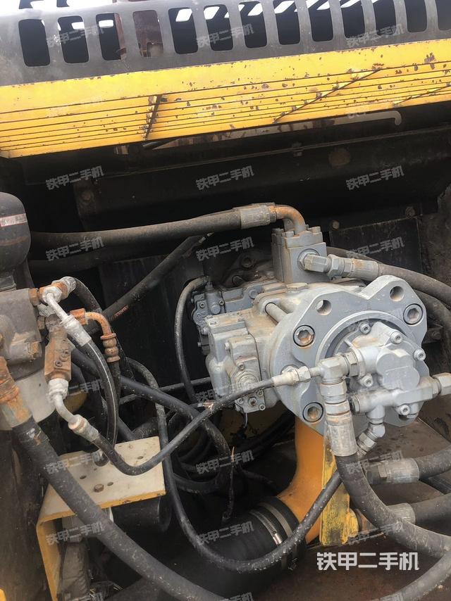 液壓泵艙室正面整體（整機外觀）