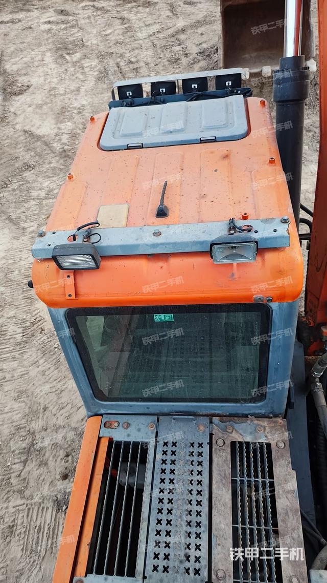 駕駛室頂部(整機(jī)外觀) 駕駛室頂部(整機(jī)外觀)