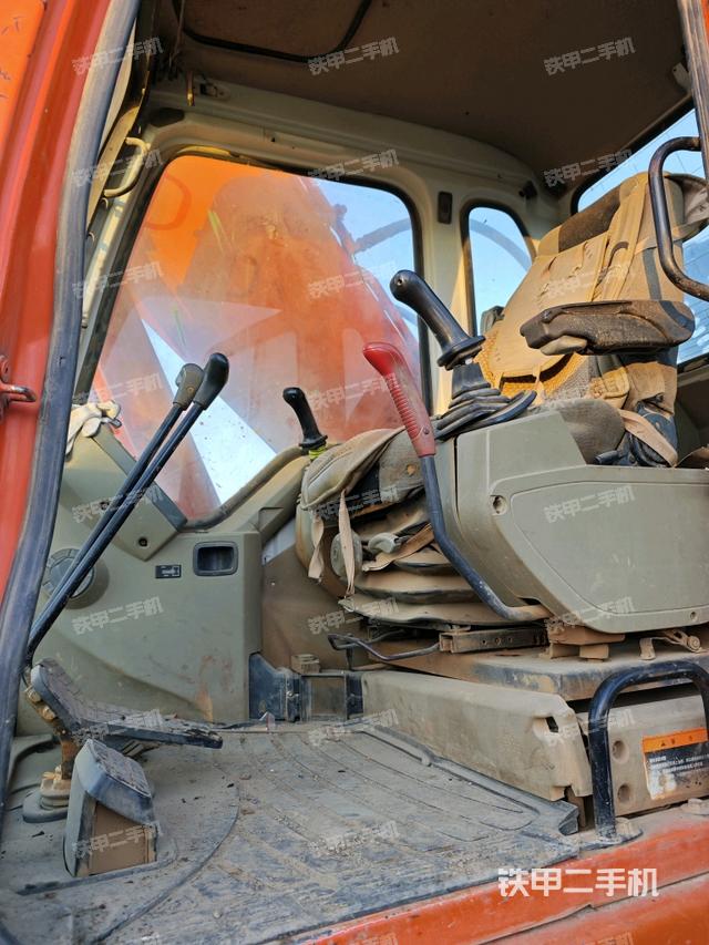 駕駛室整體(整機(jī)外觀) 駕駛室整體(整機(jī)外觀)