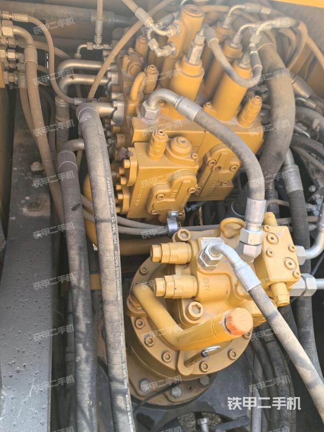 回轉(zhuǎn)馬達(dá)和主控閥(整機(jī)外觀) 回轉(zhuǎn)馬達(dá)和主控閥(整機(jī)外觀)