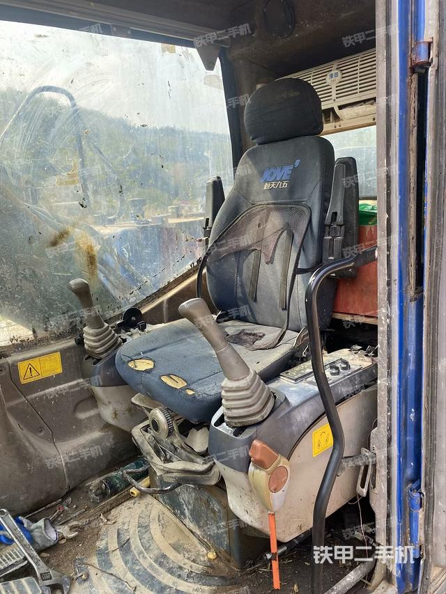 座椅左側(cè)控制臺/音響/含左手柄（駕駛室部分）