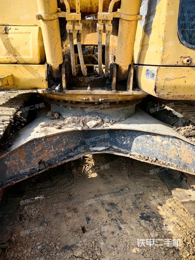 轉(zhuǎn)盤和下車架正前（工作和回轉(zhuǎn)裝置）