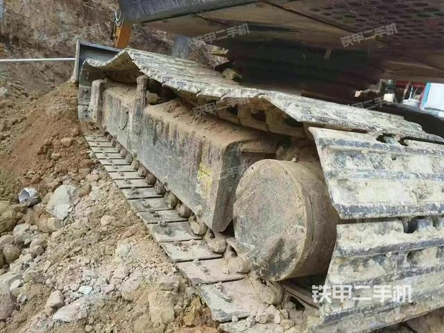 單側(cè)履帶整體(整機(jī)外觀) 單側(cè)履帶整體(整機(jī)外觀)