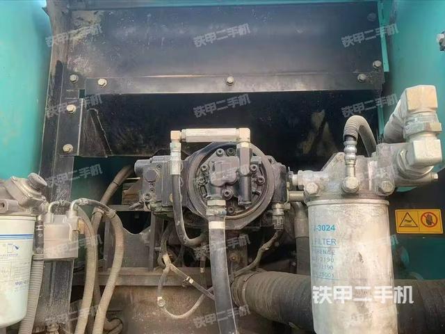 液壓泵艙室正面整體(整機(jī)外觀) 液壓泵艙室正面整體(整機(jī)外觀)