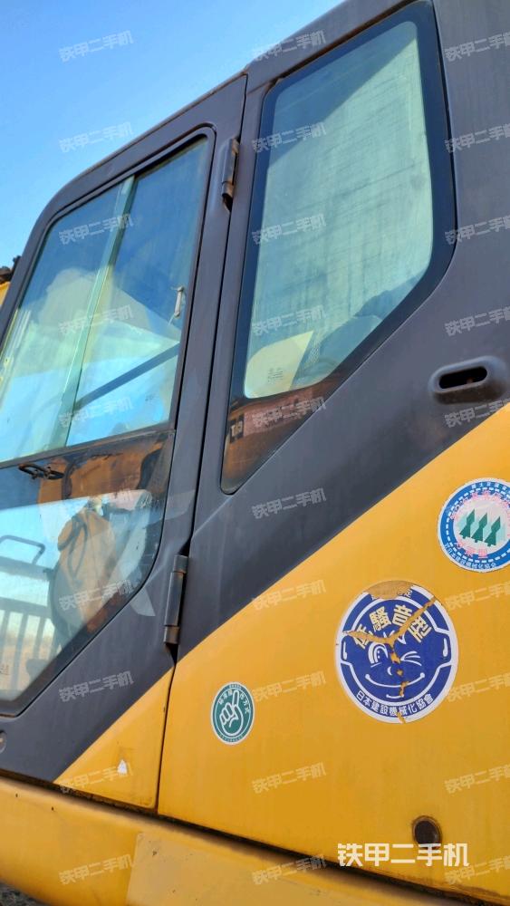 駕駛室頂部(整機(jī)外觀) 駕駛室頂部(整機(jī)外觀)