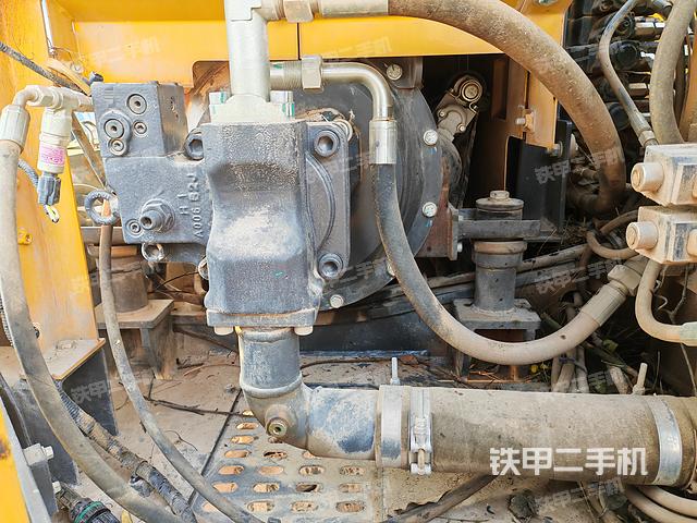 液壓泵艙室正面整體（整機外觀）