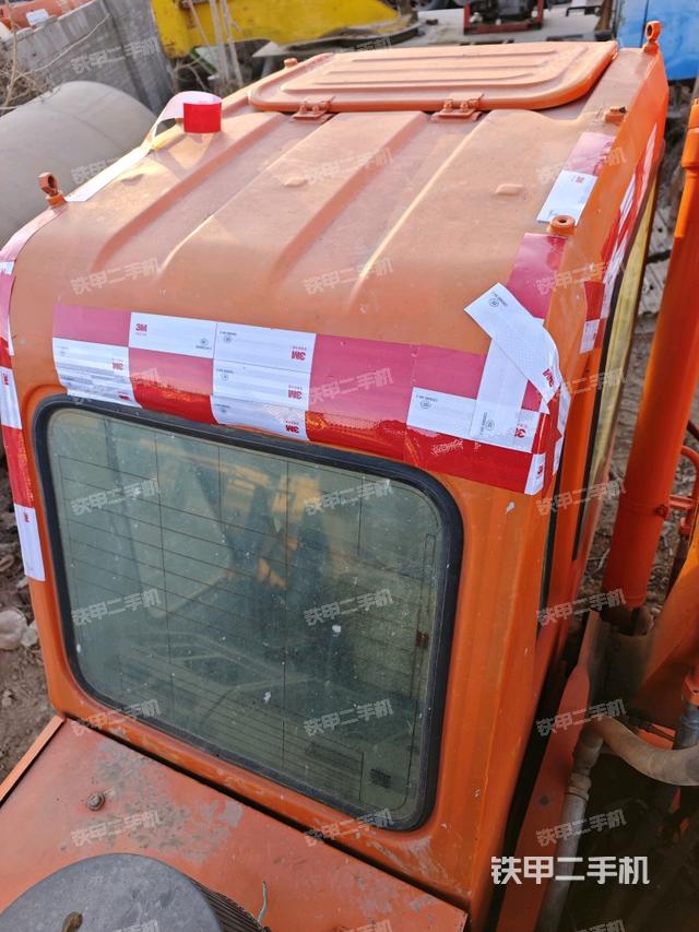 駕駛室頂部(整機(jī)外觀) 駕駛室頂部(整機(jī)外觀)