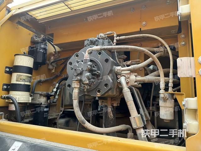 液壓泵艙室正面整體(整機(jī)外觀) 液壓泵艙室正面整體(整機(jī)外觀)