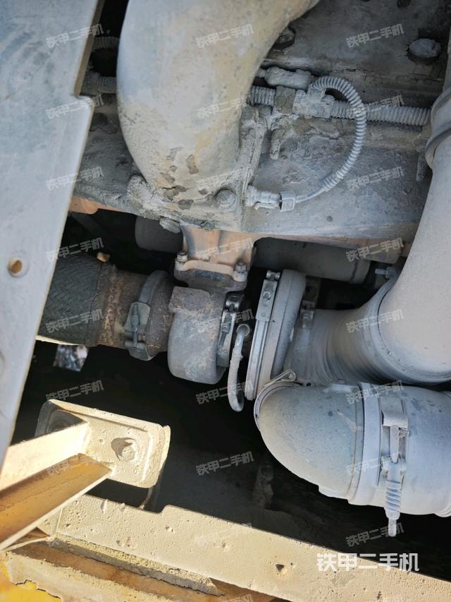 液壓泵艙室正面整體（整機外觀）