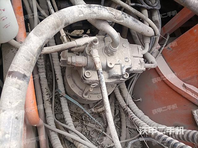 回转马达和主控阀（整机外观）