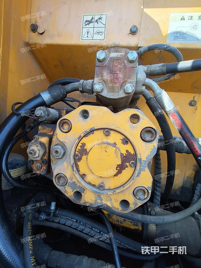 液壓泵艙室正面整體（整機外觀）