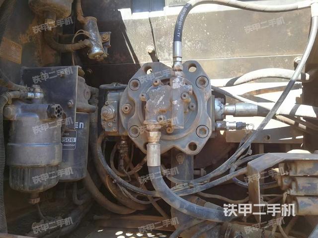 液壓泵艙室正面整體（整機外觀）