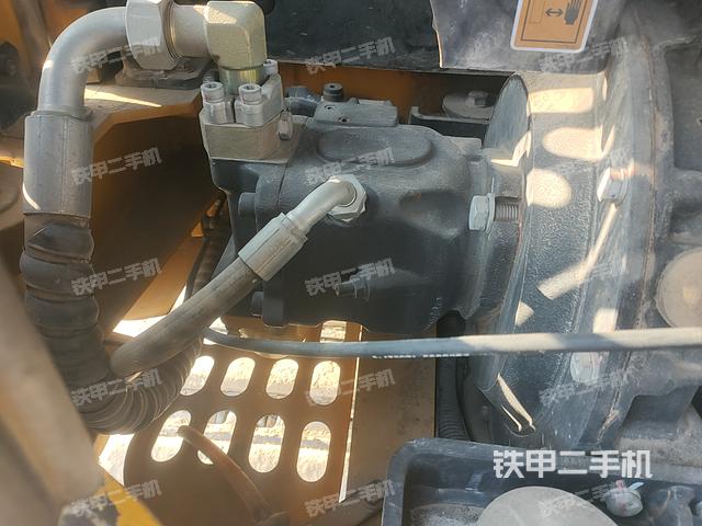 液压泵舱室正面整体（整机外观）