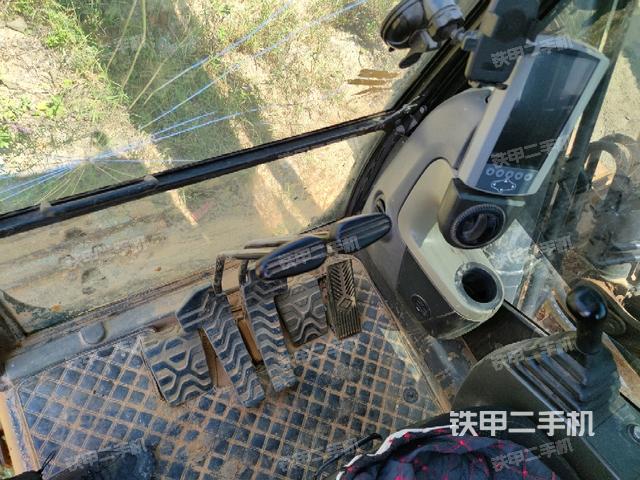 行走控制手柄和踏板?俯拍（駕駛室部分）