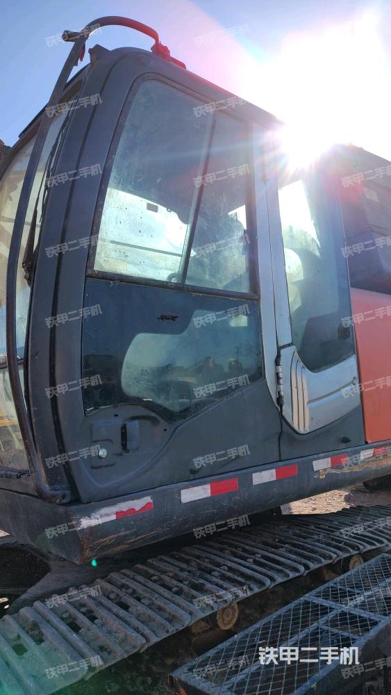 駕駛室頂部(整機(jī)外觀) 駕駛室頂部(整機(jī)外觀)