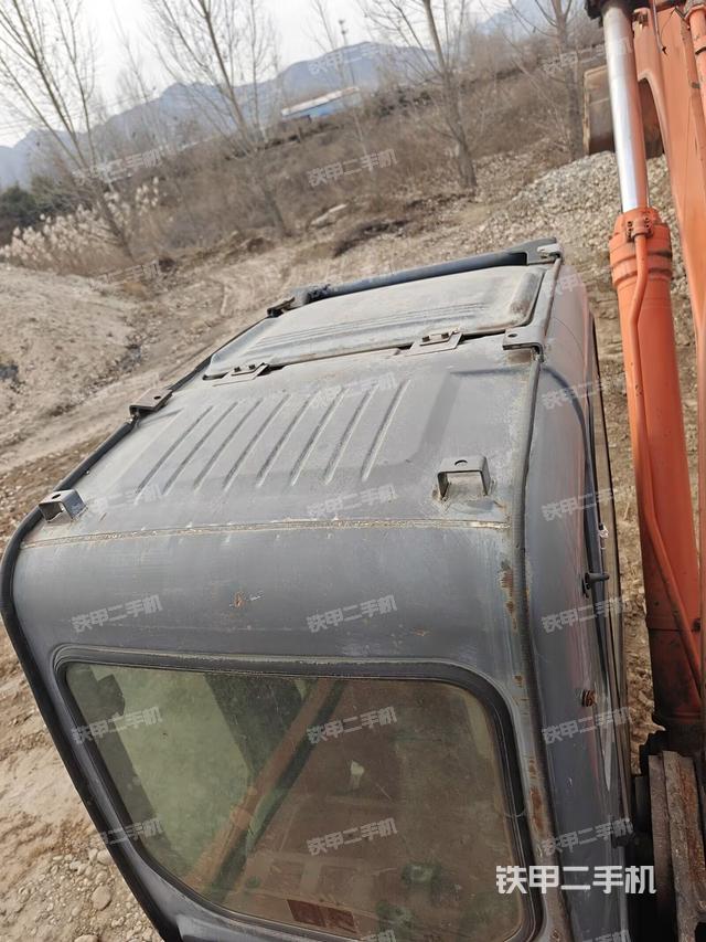 駕駛室頂部（整機外觀）