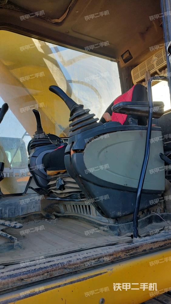 駕駛室整體(整機(jī)外觀) 駕駛室整體(整機(jī)外觀)