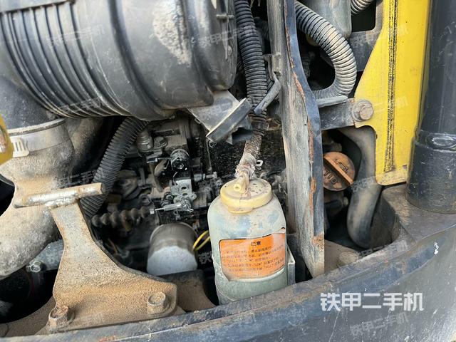 回轉馬達和主控閥(整機外觀) 回轉馬達和主控閥(整機外觀)