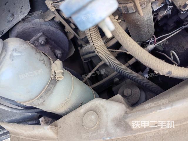 液壓泵艙室正面整體(整機外觀) 液壓泵艙室正面整體(整機外觀)