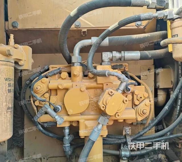 液壓泵艙室正面整體(整機外觀) 液壓泵艙室正面整體(整機外觀)