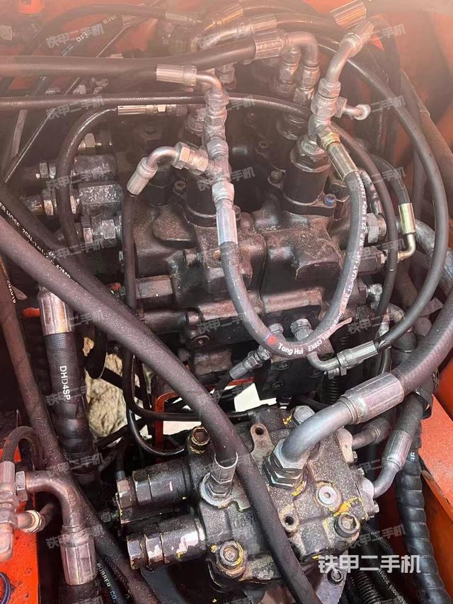 回转马达和主控阀(整机外观) 回转马达和主控阀(整机外观)