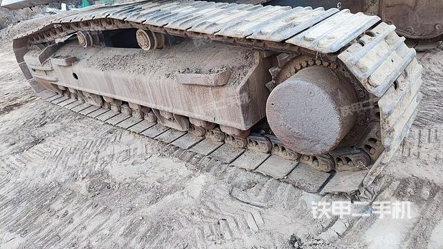 單側(cè)履帶整體(整機(jī)外觀) 單側(cè)履帶整體(整機(jī)外觀)