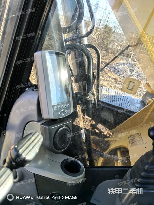 行走控制手柄和踏板?俯拍（駕駛室部分）