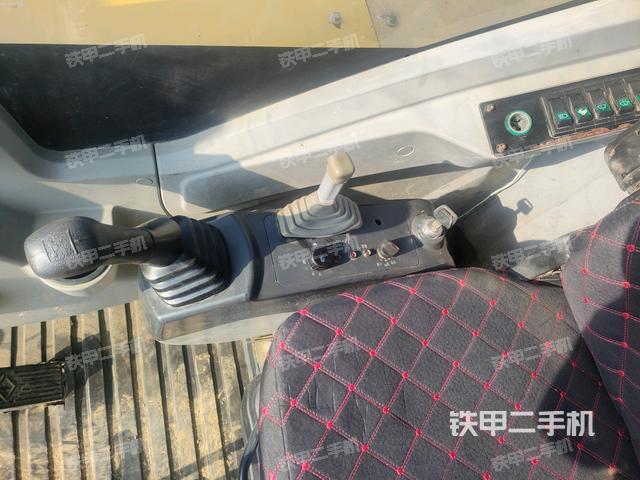 座椅右側(cè)控制臺(tái)/鑰匙門/油門/含右手柄（駕駛室部分）