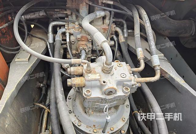 回轉馬達和主控閥（整機外觀）