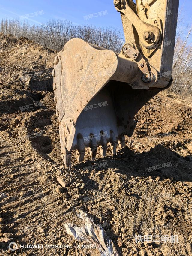 鏟斗右后整體(工作和回轉(zhuǎn)裝置) 鏟斗右后整體(工作和回轉(zhuǎn)裝置)