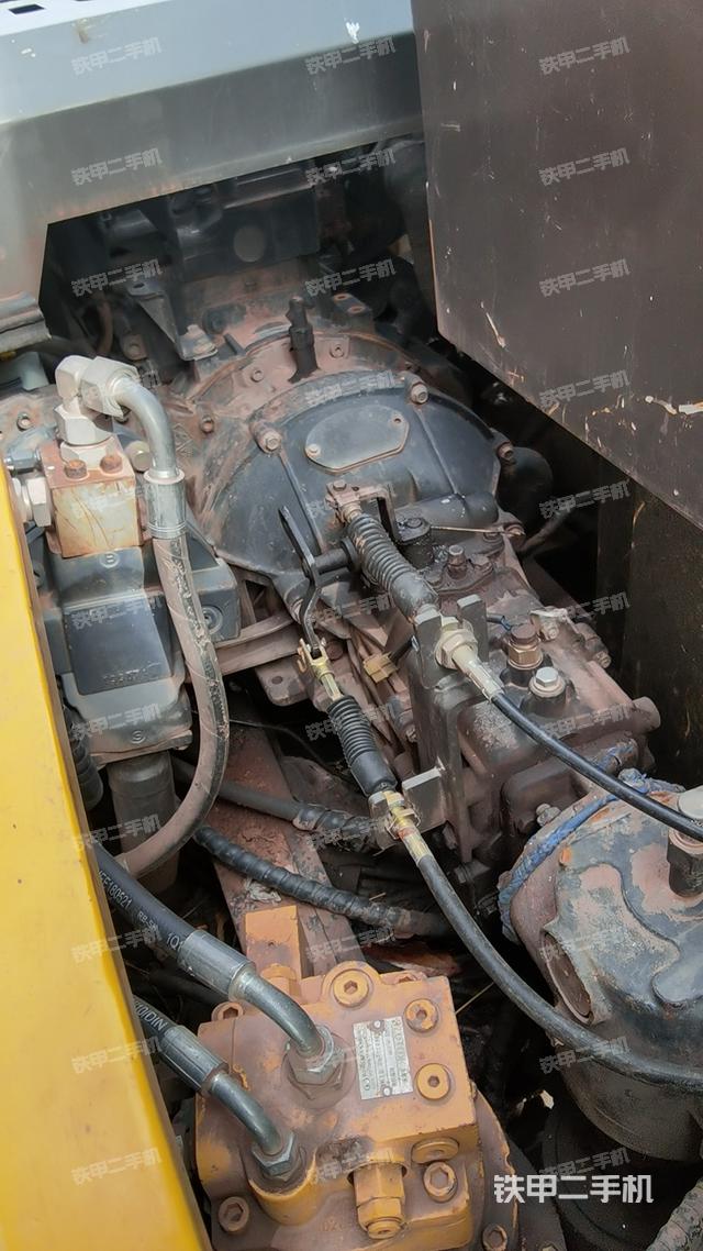 液压泵舱室正面整体（整机外观）