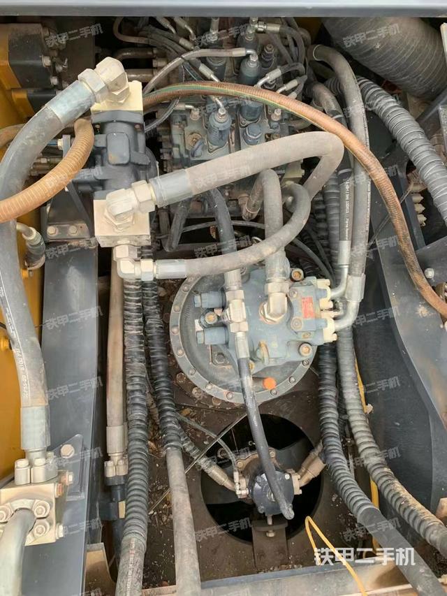 回轉(zhuǎn)馬達(dá)和主控閥（整機(jī)外觀）