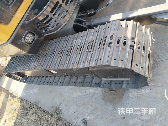 單側(cè)履帶整體(整機(jī)外觀) 單側(cè)履帶整體(整機(jī)外觀)