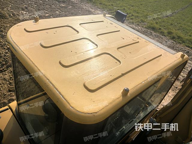 駕駛室頂部(整機(jī)外觀) 駕駛室頂部(整機(jī)外觀)