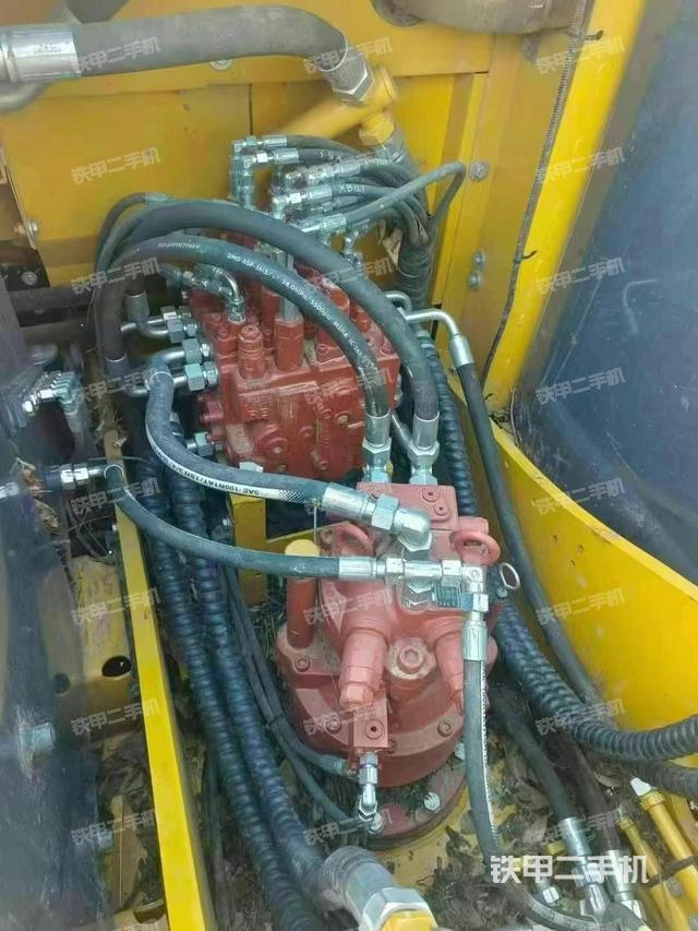 回轉(zhuǎn)馬達(dá)和主控閥(整機(jī)外觀) 回轉(zhuǎn)馬達(dá)和主控閥(整機(jī)外觀)