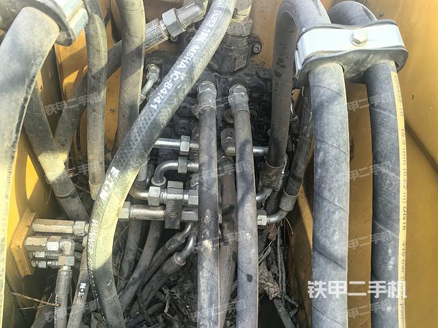 回轉(zhuǎn)馬達(dá)和主控閥(整機(jī)外觀) 回轉(zhuǎn)馬達(dá)和主控閥(整機(jī)外觀)