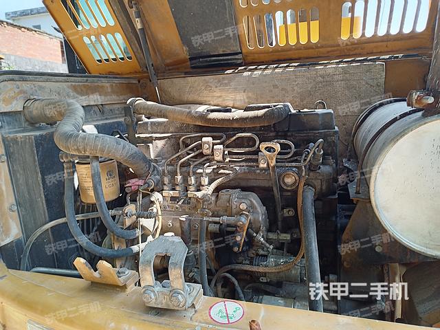 液压泵舱室正面整体（整机外观）